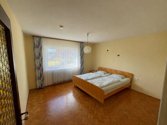 Freistehendes Einfamilienhaus mit großem Grundstück und viel Potenzial in Kühbach – Schlafzimmer EG