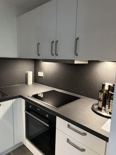 Voll möblierte wohnung mit Einbauküche – Foto 9