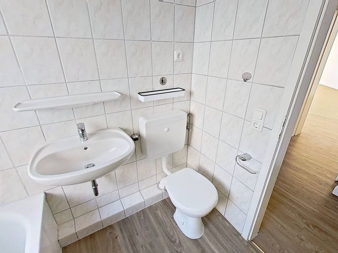 Duże 3-pokojowe mieszkanie z BALKONEM i umeblowaną kuchnią w Flensburg-Weiche – Ansicht II: Bad