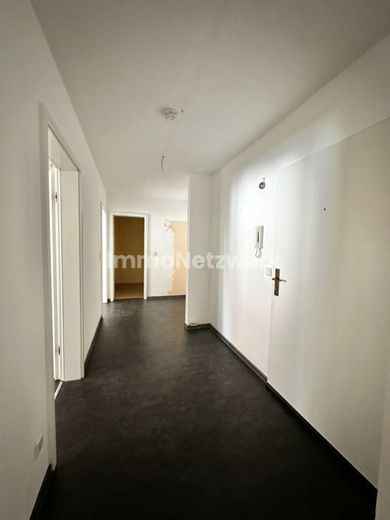 Großzügige, helle Wohnung mit durchdachtem Grundriss in ruhiger Lage mit Südwestbalkon, großes Bad – Flurs