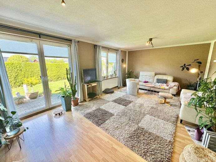 HORN IMMOBILIEN ++ RESERVIERT! Einfamilienhaus im Bungalowstil in Chemnitz bei Neubrandenburg – Wohnzimmer