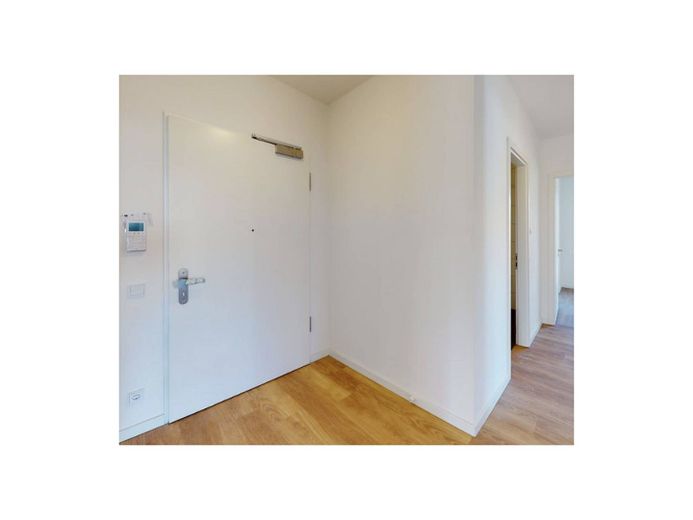 Helle 3-Zimmer-Wohnung mit Balkon und Dusche + Badewanne in Nauen! – Flur