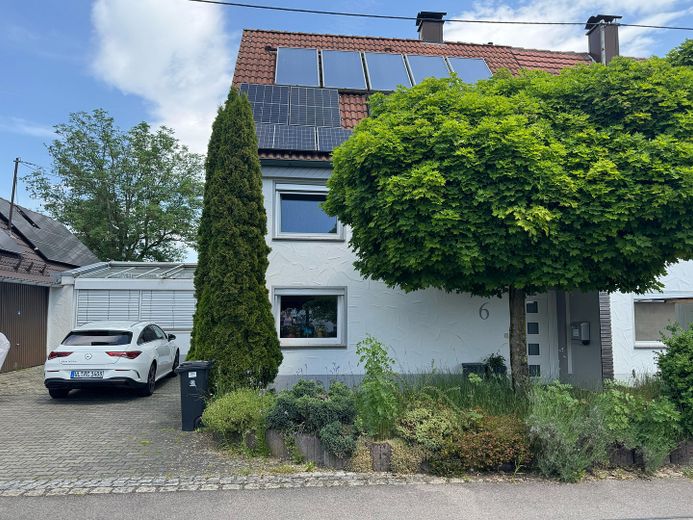 Fully renovated family home with a stunning conservatory, photovoltaic system, heat pump & large outbuilding – Haupthaus und Stellplätze