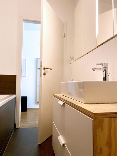 Townhouse-Wohnung Neckarstadt-Ost / Terrasse und Gartennutzung / 2 Balkone / Perfekt für Familien – Bad 1.OG