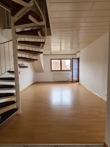 SOFORT BEZUGSFREI! Sehr geräumige lichtdurchflutete 4-Zi- Maisonette-Wohnung inkl. Balkon, Carport – Wohnzimmer