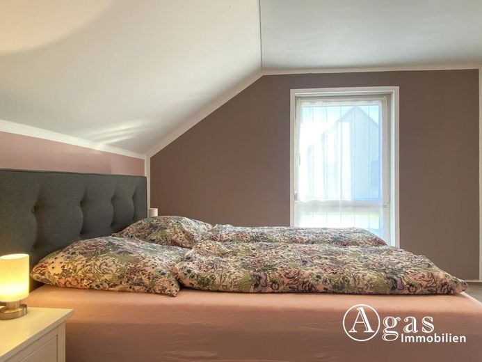 Modernes Einfamilienhaus mit Garage und großem Garten in Seenähe – Schlafzimmer