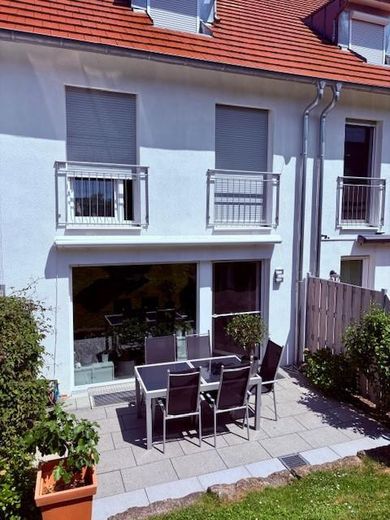 Vivere dove gli altri vanno in vacanza - moderna casa a schiera con una splendida vista sul lago sulla Höri – Terrasse mit Markise