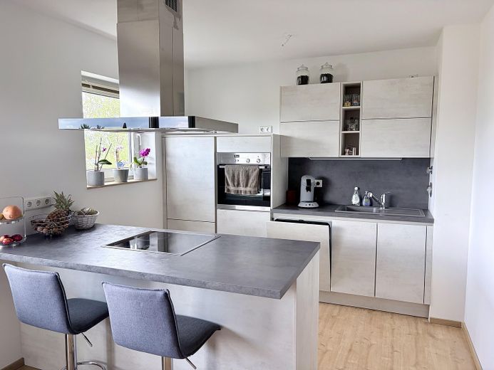 Vivienda moderna con balcón y plaza de aparcamiento en garaje subterráneo cerca del Rin – Küche