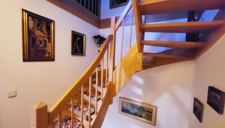 Gepflegte Doppelhaushälfte mit nordischem Flair – großzügige Holztreppe in das OG