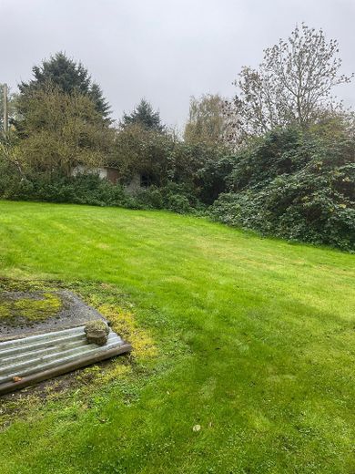 Investmentchance auf Rügen: Mehrfamilienhaus + ca. 3.087 m² Grundstück, Wasser-/Ostseenähe – Gartenseite