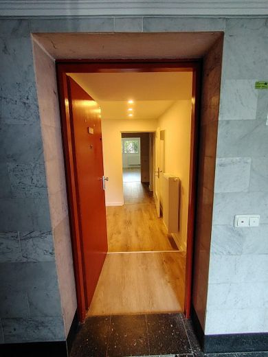 Recent gerenoveerde 2-kamer souterrainwoning direct naast de S-Bahn. Ideaal voor forenzen – Wohnungseingang