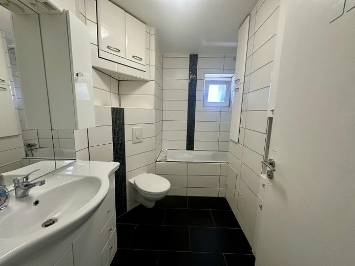 Gepflegte Wohnung mit großzügigem Grundriss inklusive Einbauküche – Badezimmer