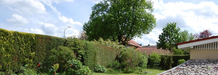 Ihr privates Zuhause in Weilheim – großzügiger Garten, stilvolles Wohnen & viel Privatsphäre – Blick in den Garten 