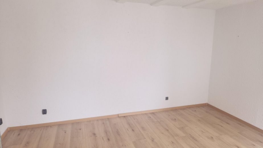 3 Zimmer Wohnung im OG mit Balkon – Wohnzimmer
