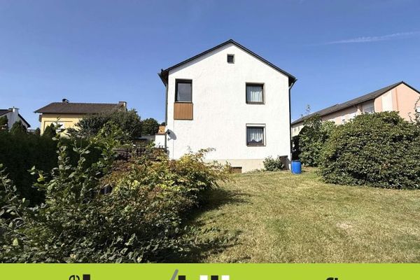 Casa bifamiliare con giardino e 3 garage a Naila