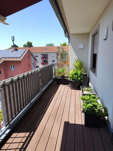 Ruhiges Wohnen mit Penthouse-Flair: Barrierefreie 3-Zi.-Whg, Aufzug, 20m² SW-Balkon, provisionsfrei – Balkon rechts