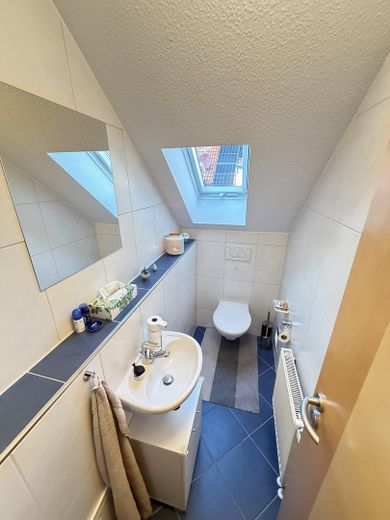 Maisonette mit Weitblick – 2 Balkone, Studio & Tiefgarage am ruhigen Ortsrand (provisionsfrei) – Gäste WC