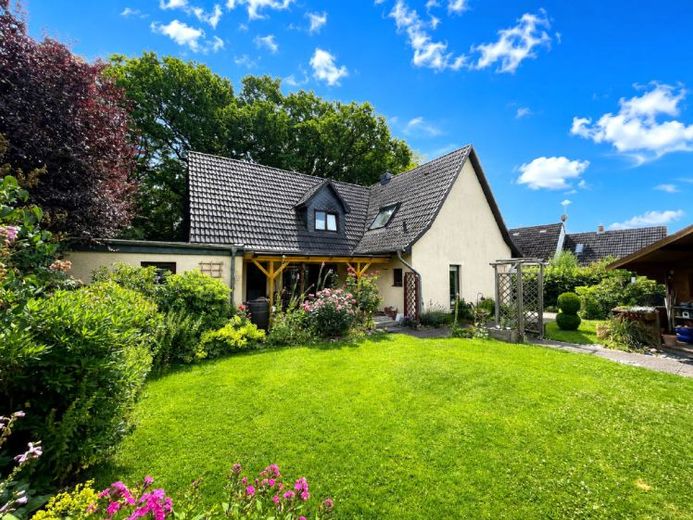 Ein Zuhause voller Wohnglück, Qualität und Lebensfreude! Traumhaftes 
Einfamilienhaus mit Garten, Garage und Wohlfühlambiente – Foto 1
