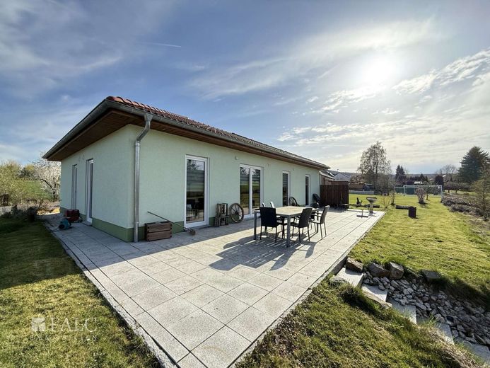 RESERVIERT***Atzenhausen - Wohnen auf einer Ebene: Neuwertiger Bungalow auf üppigem Grundstück*** – Terrasse