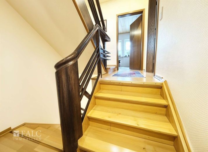 Einfamilienhaus auf 927 m² Grundstück - modernisiert, energieeffizient und familienfreundlich – Treppe 1 OG