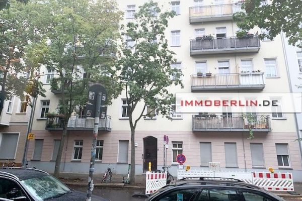 IMMOBERLIN.DE - Sakin bir mahalle konumunda güney balkonlu güzel sıvalı eski bina dairesi