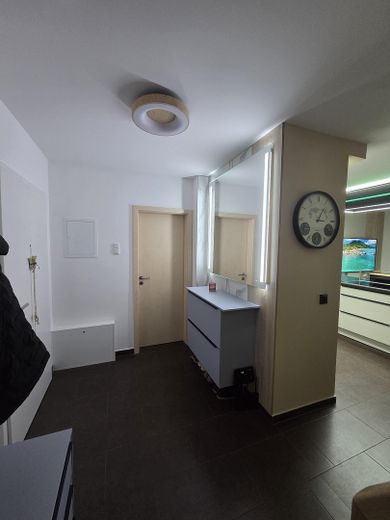 Hausgefühl statt Wohnung: Moderne 3-Zi.-Maisonette mit Garten, Terrasse & Balkon (BJ 2013) – Garderobe