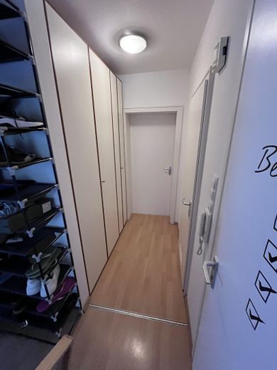 Flur mit Einbauschrank rechts