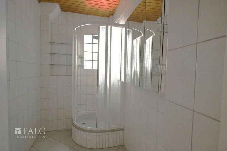 Hausrenovierung: 5x Wohnungen in Vermietung – 1.OG-rchts-Badezimmer - (KI generiert)