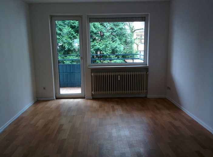 At the Offenbach Trade Fair – quiet location, good transport connections for families – Wohnzimmer Balkon