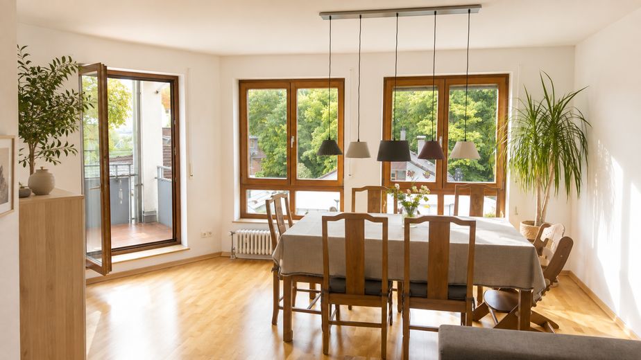 Lichte 3-kamerwoning met twee balkons, uitzicht op het meer en panorama op de Alpen – Wohnzimmer