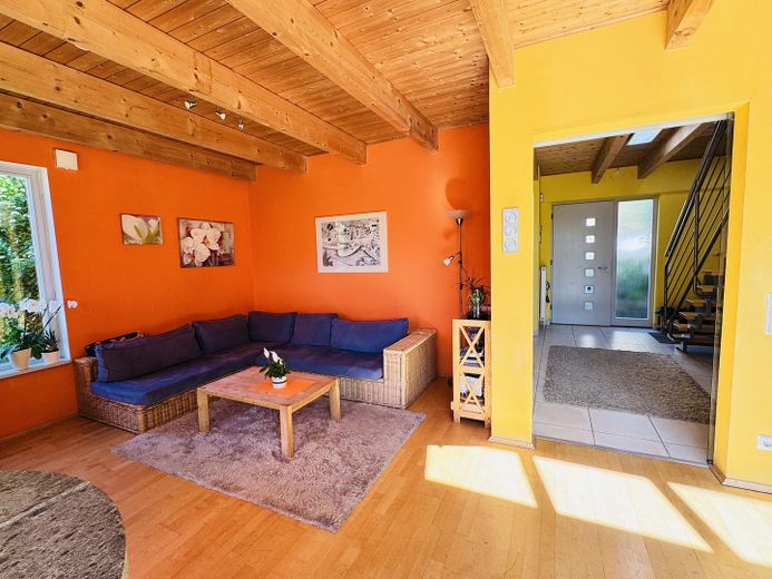 Casa d’architetto straordinaria con galleria e tecnologia energetica sostenibile in posizione soleggiata – Wohnzimmer und Eingang