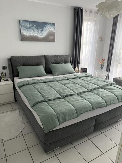 Hochwertige helle 3-Zi.-Whg., Einbauküche u. Balkon, in modernem 4-Fam.-Haus, Bestwohnlage Groovnähe – Schlafzimmer