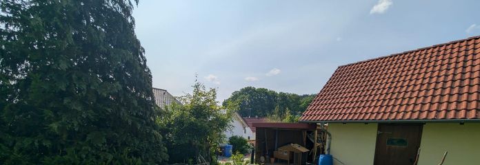 Blick auf Garage und Schuppen