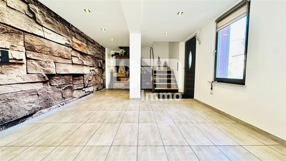 Schönes Wohnhaus mit Doppelgarage, Terrasse und Nebengelass in Traumlage – Eingangsbereich groß / Treppenaufgang