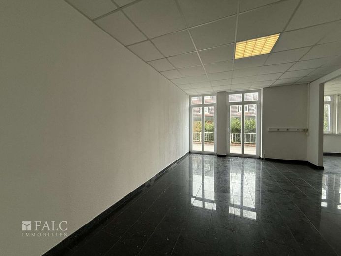 Exklusives Wohnen auf einer Ebene - 6 Zimmer, ca. 220 m², Balkon &amp; TG-Stellplatz möglich – Büro