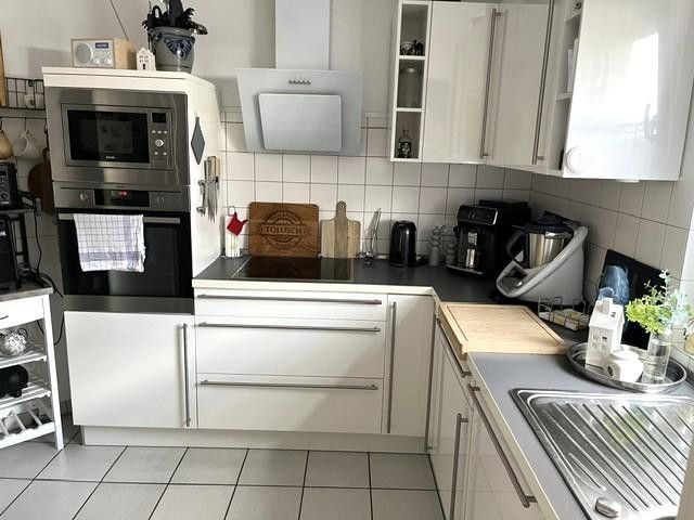 Hochwertige helle 3-Zi.-Whg., Einbauküche u. Balkon, in modernem 4-Fam.-Haus, Bestwohnlage Groovnähe – Küche mit Einbauküche