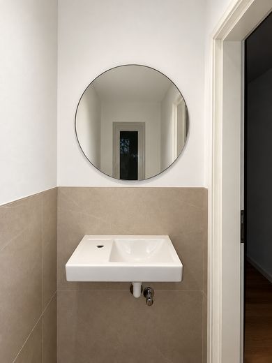 Modernes Reiheneckhaus Stuttgart-Stammheim – Erstbezug nach Kernsanierung – EG - WC (Bauphase / KI-Opt.)