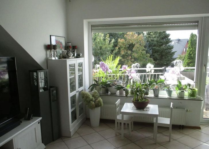 3-Zi.Wohnung im DG mit Balkon, Atelierzimmer, kl. Garten, Gartenhaus u. Garage im 4.Fam. Haus – Blick Wohnzimmer auf Balkon 