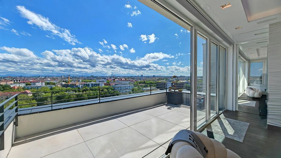 PROVISIONSFREI: Munich's Iconic View – The Ultimate Penthouse – Totale Ruhe auf der DT