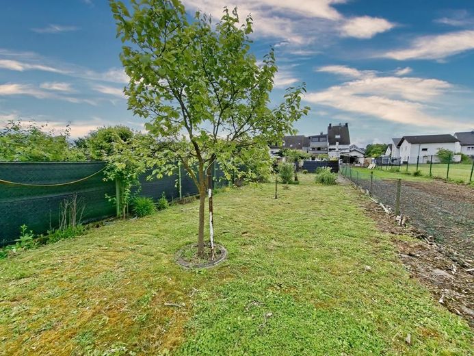 CITYHOUSE: Einfamilienhaus mit viel Platz, Dachterrasse,  Traumgarten, Stellplatz für Wohnmobil, PKW – Große Gartenfläche
