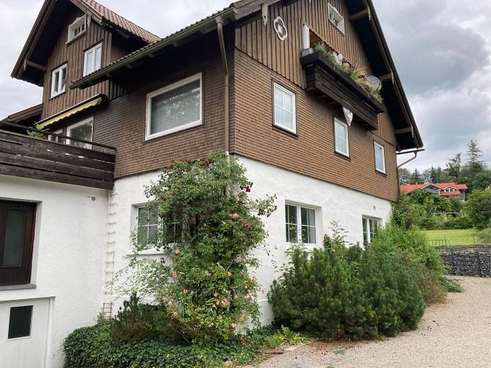 CASA PLURIFAMILIARE VERSATILE CON POSSIBILITÀ COMMERCIALE E POTENZIALE DI AMPLIAMENTO – Ansicht Südwesten