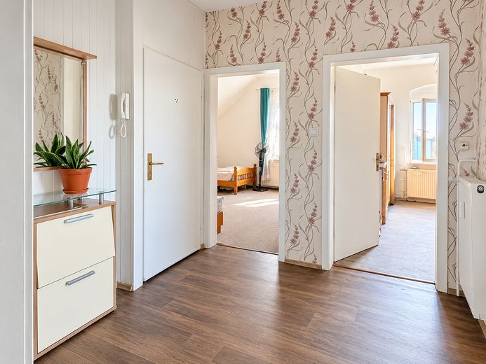 Nach WEG aufgeteiltes MFH, 4 Wohneinheiten, 2 vermietet, 1 frisch renoviert – 2.OG - Diele