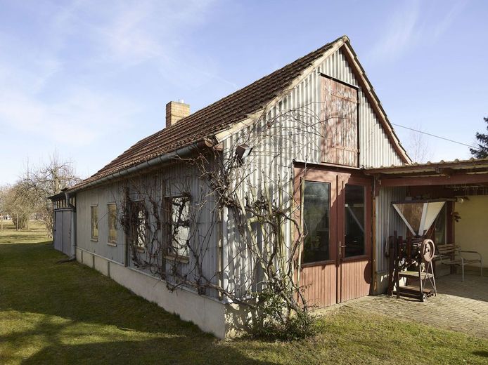 Haus mit 5 Zimmern, Wintergarten und vieles mehr – Garage und Werkstatt außen
