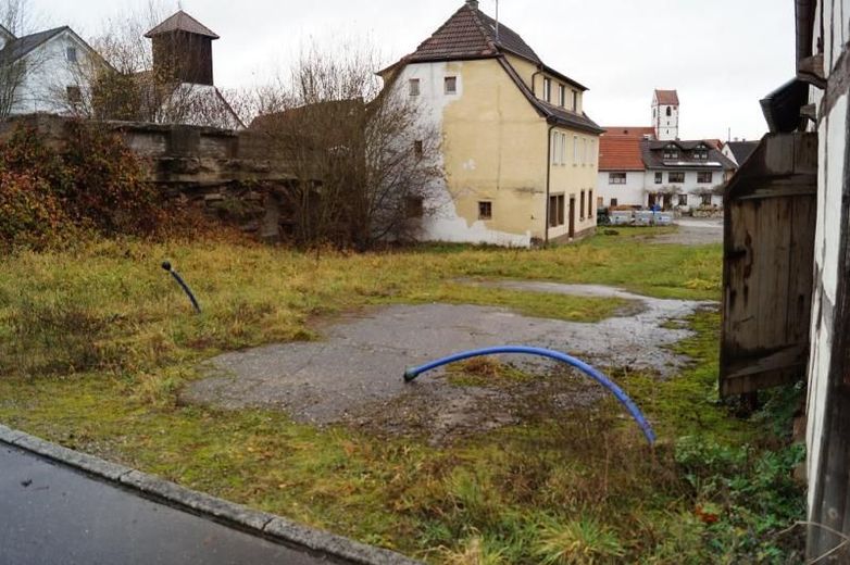 Großes Baugrundstück mit großem Gewölbekeller !  Zentrale Lage! – Bild 2