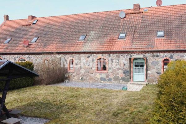Zeitloses Wohnen im charmanten Feldstein-Ambiente in Vollrathsruhe-Hallalit