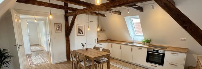Wohnen wie im Eigenheim: 4,5-Raum-Maisonette im 2-FH, Garten, Erstbezug, Energiesparhaus – Wohnküche (Ki-bearbeitet)