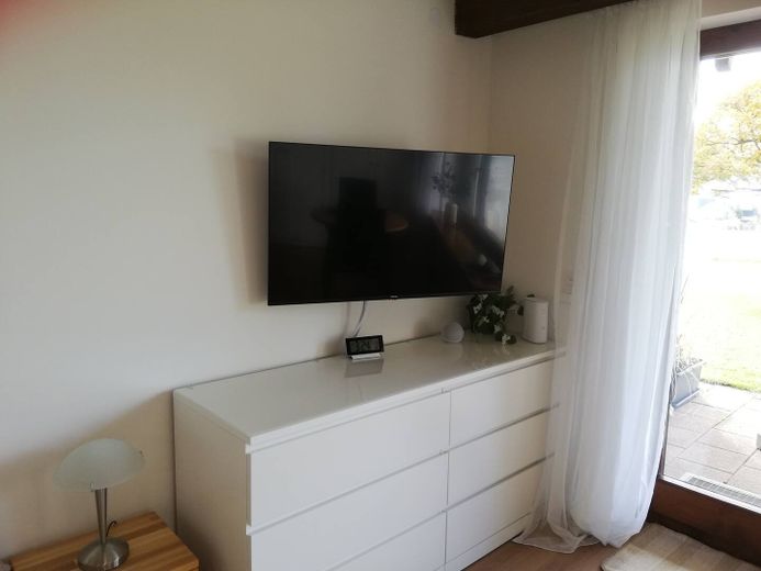 Appartement entièrement équipé, terrasse, jardin, place de stationnement – Kommoden mit intelligentem TV