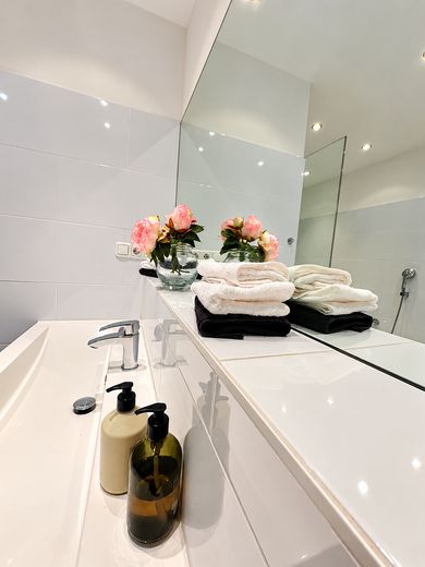 Freie 4-Zimmer-Wohnung Dachgeschoss/2. OG mit Südwestterrasse und Gartenblick – Bad 