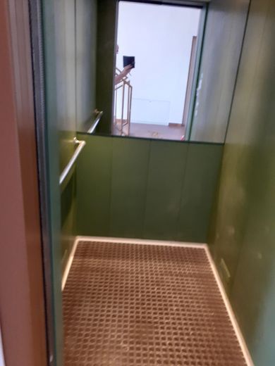 Ist Ihr Büro zu heiß?  Das 115m2 TRAUMBÜRO ist so gut isoliert, dass Sie keine Klima brauchen – großer Aufzug