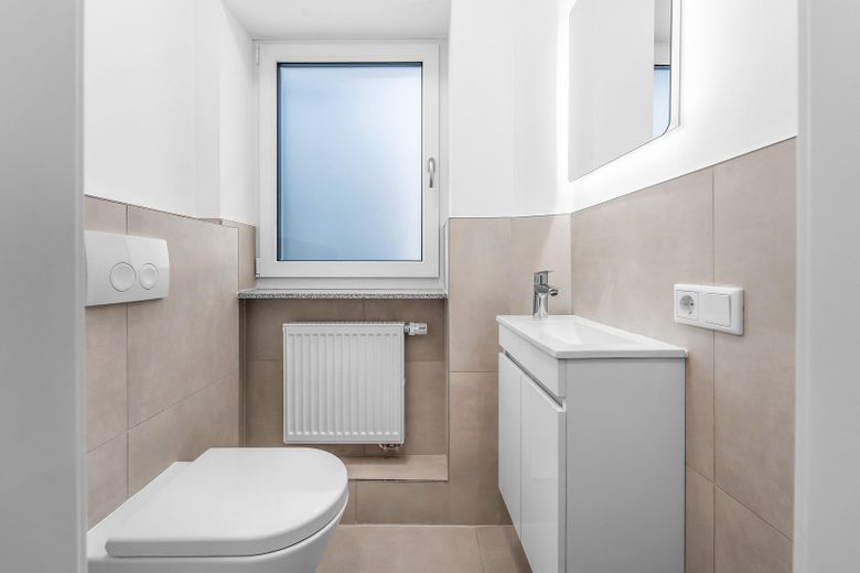 Wysokiej jakości, gruntownie odnowione mieszkanie 4-pokojowe na piętrze z balkonem, ogrodem i 2 miejscami parkingowymi – WC